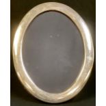 A large Elizabeth II silver oval easel photograph frame, quite plain, the aperture 18cm x 13cm, 22cm