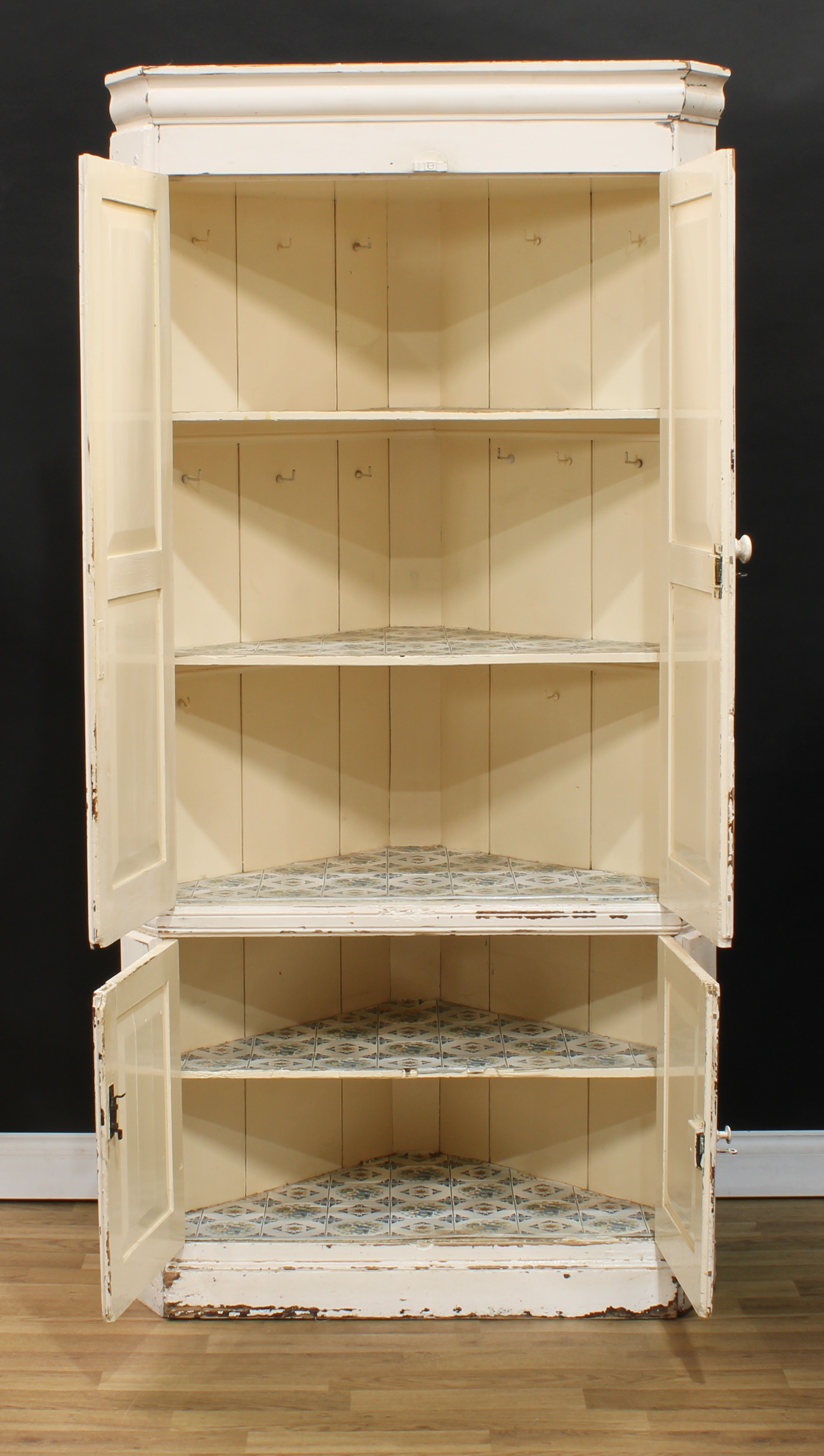 A 19th century painted pine floor-standing corner cupboard, moulded cornice above two pairs of panel - Bild 2 aus 2