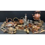 A copper kettle; brass barrel spigots, Bass, etc; a brass car horn; a garden syringe; graduated