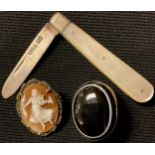 A Victorian sterling silver polished agate cabochon mourning target brooch, 3cm; a silver and