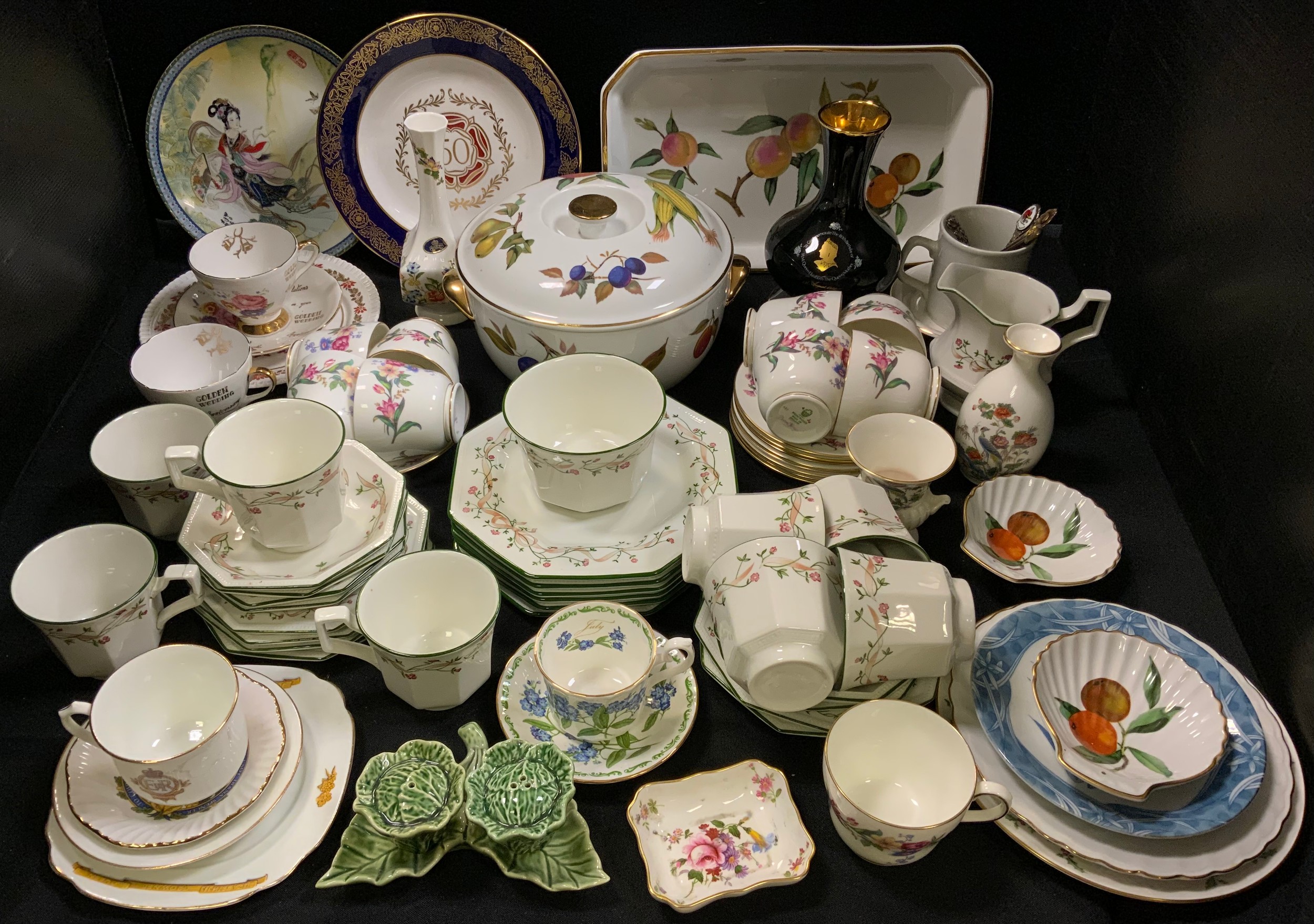Ceramics - eight Wedgwood Devon Sprays pattern cups and saucers; Royal Worcester Evesham oven to