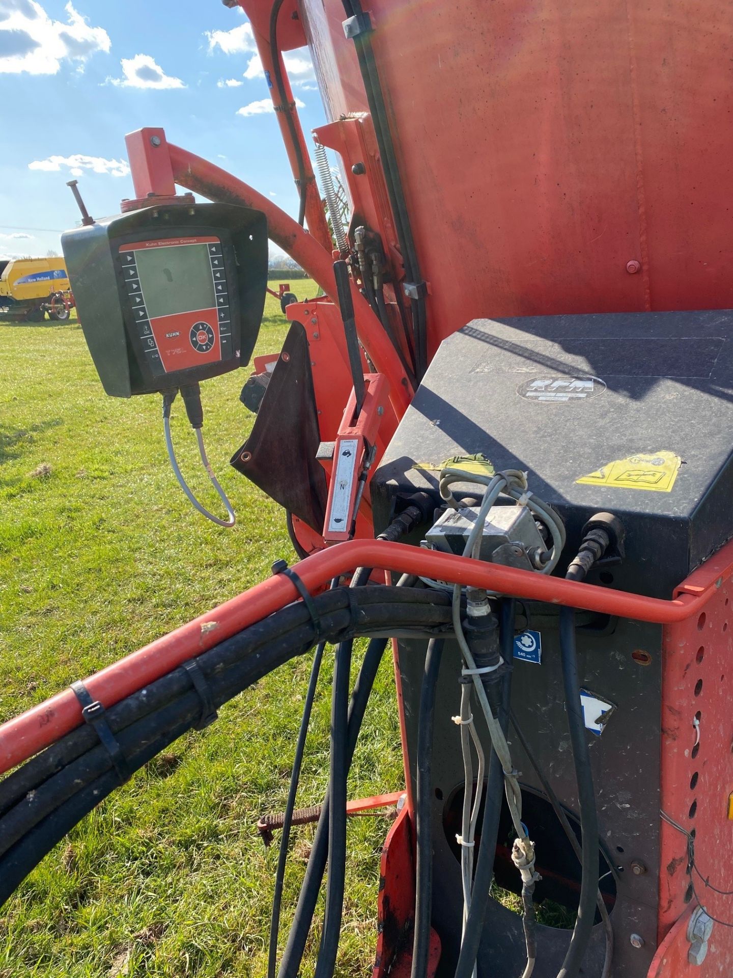 2008 Kuhn 18 cube Diet Feeder, Twin Auger - Image 4 of 6