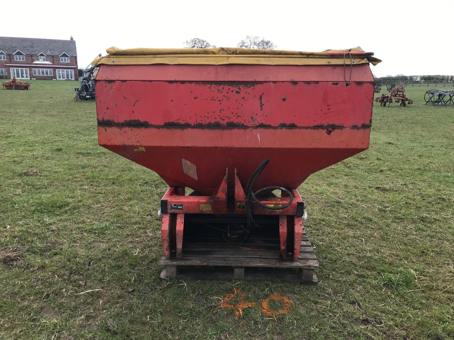 1994 kuhn MDS 921 fertilizer spreader, twin disc cover