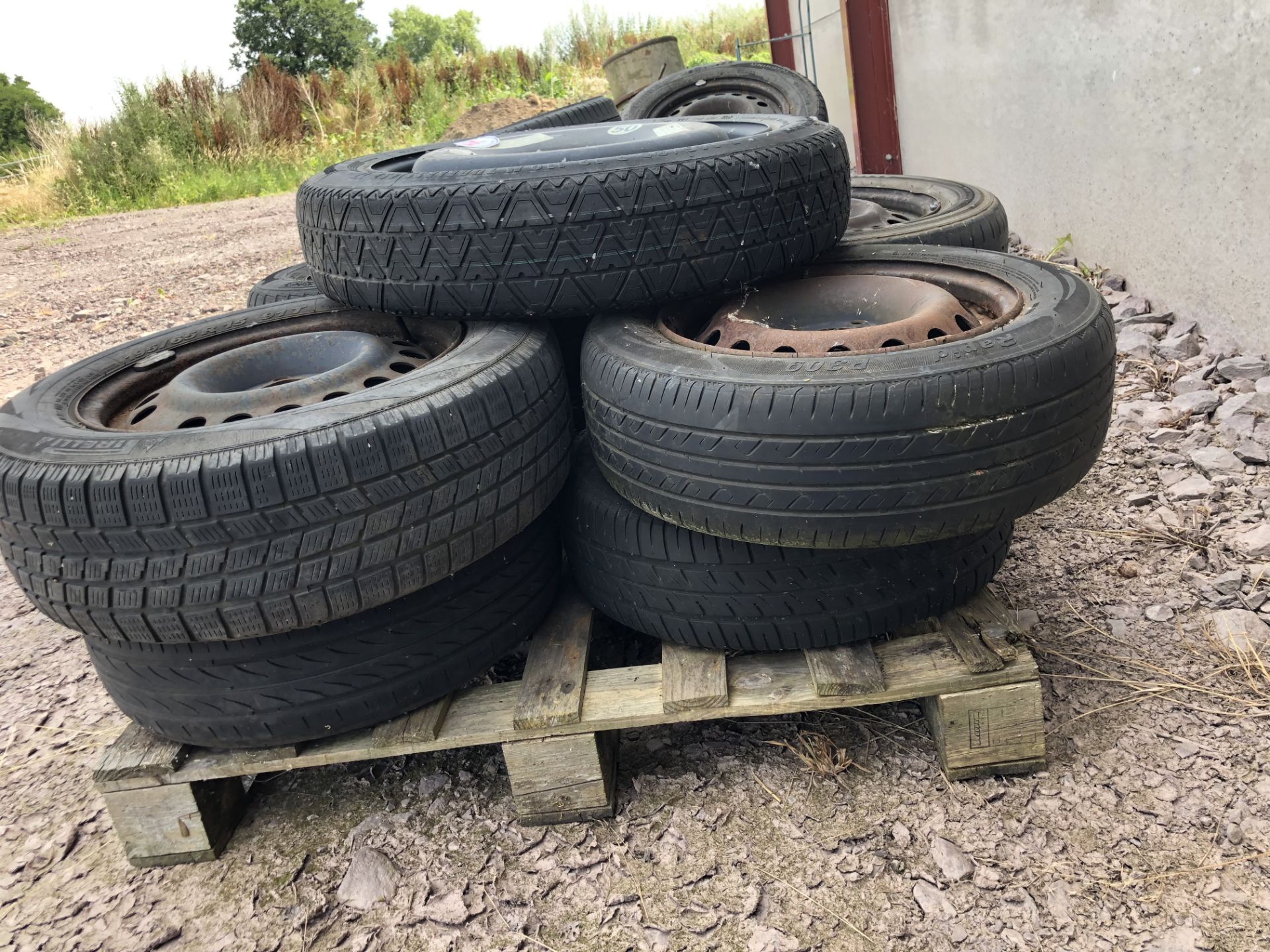 2x Pallets of mixed wheels and tyres - Image 3 of 4