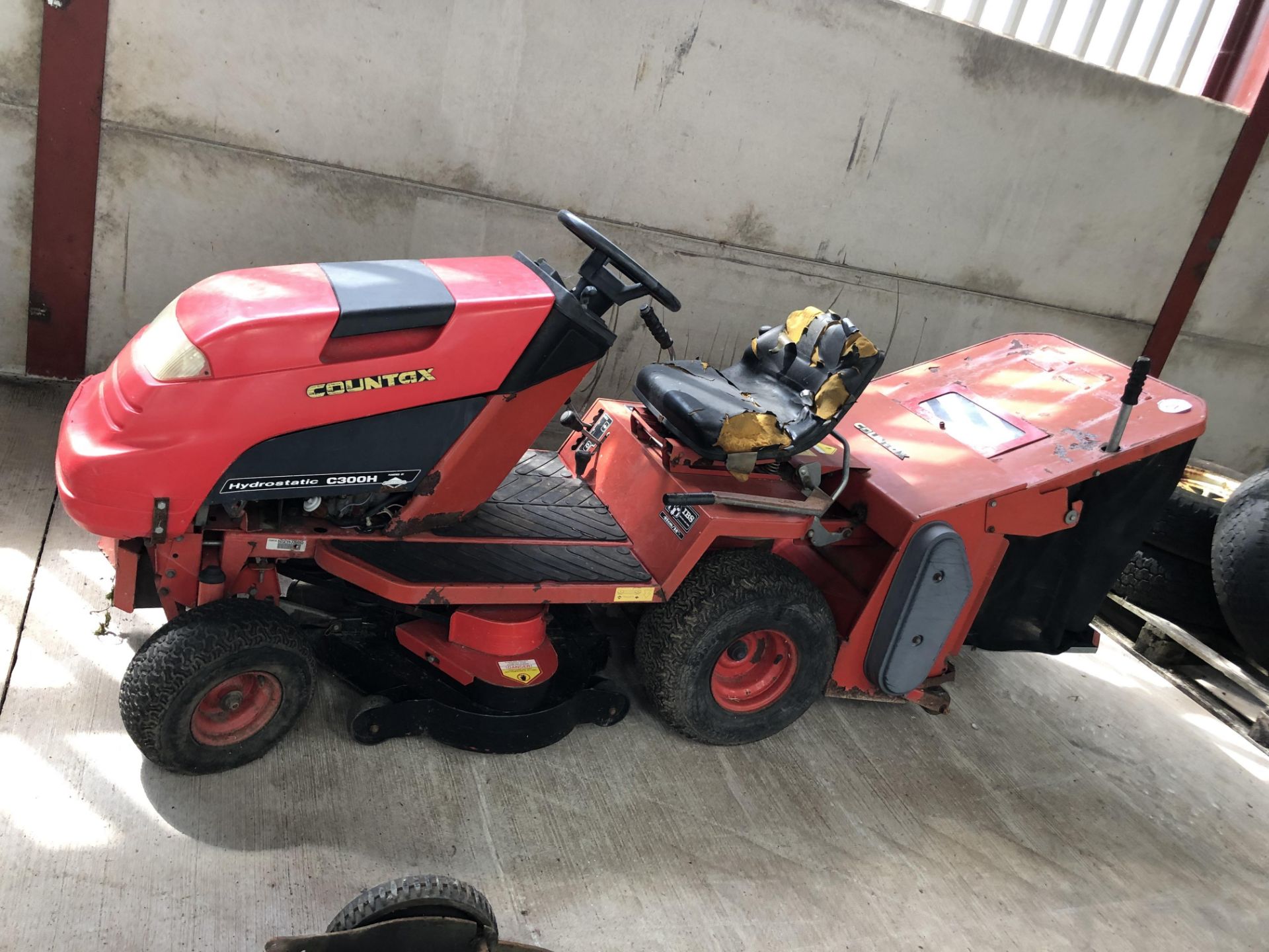 Countax hydrostatic C300H ride on mower (Carburettor needs attention) - Image 6 of 6