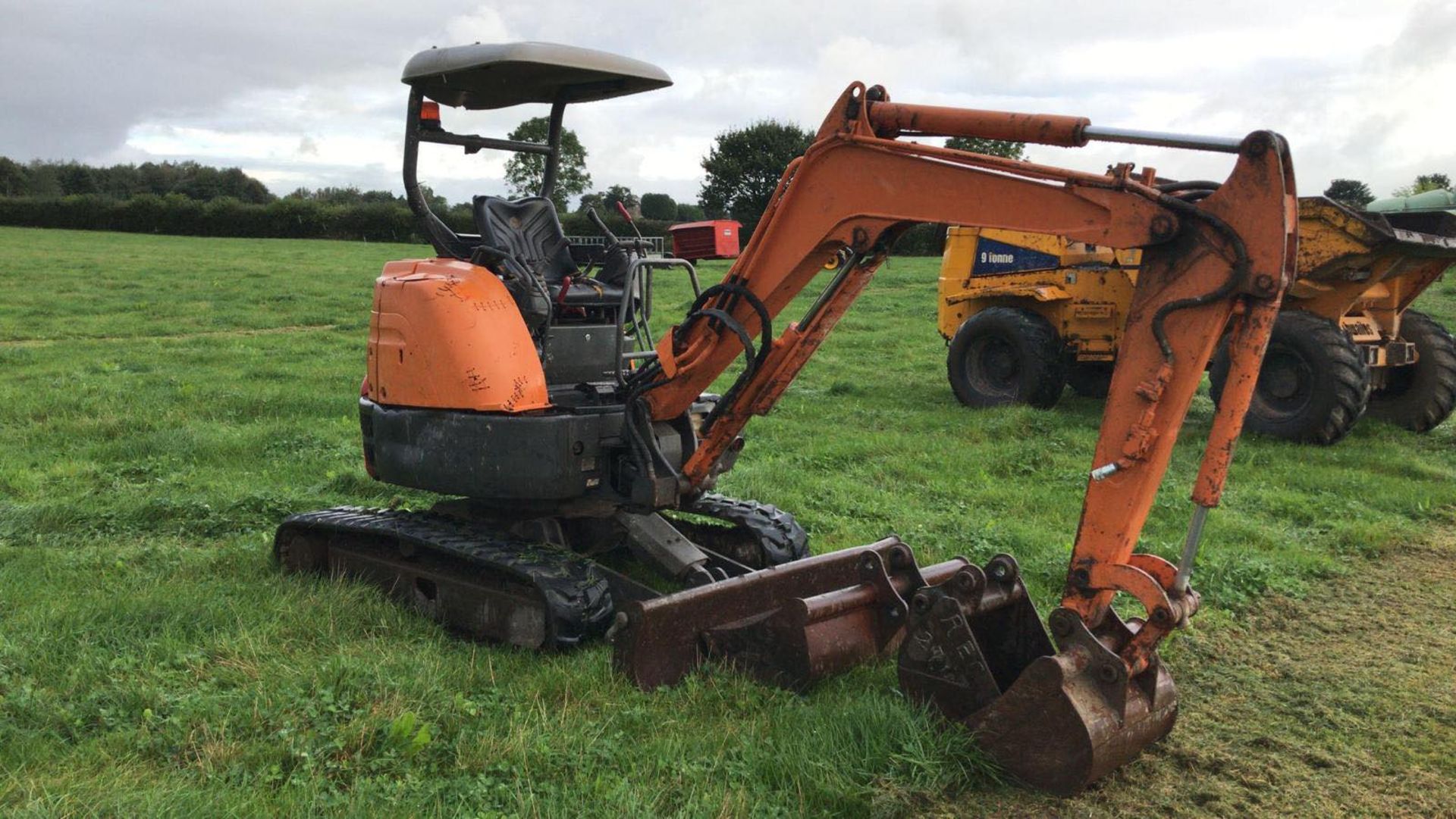 Hitachi ZX27U with 3 buckets