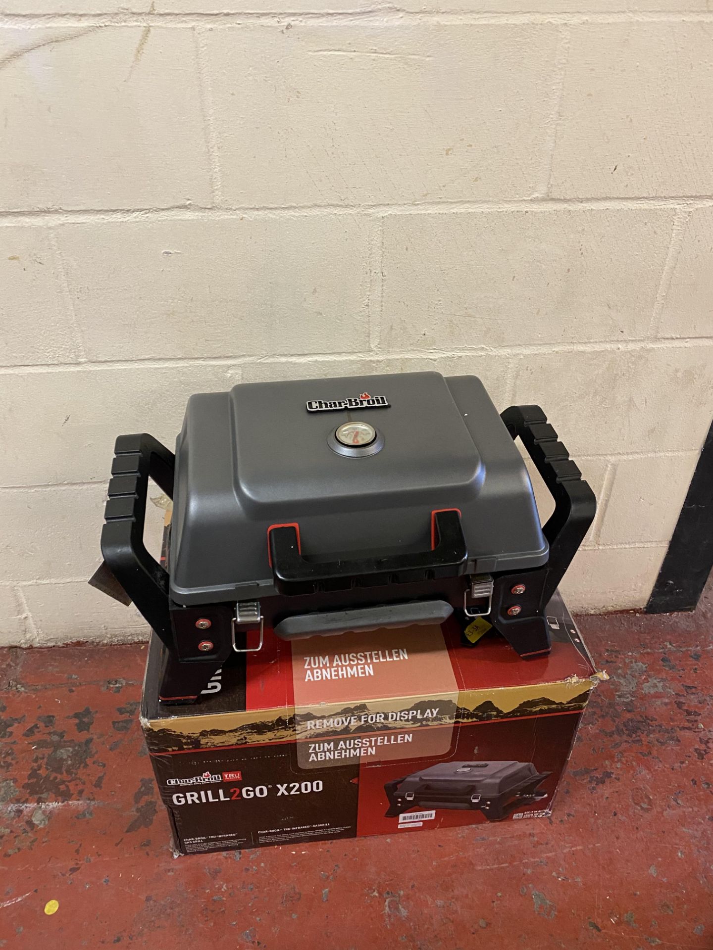 Char-Broil X200 Grill2Go Portable BBQ Grill (heavely used, see image) RRP £120 - Image 2 of 3