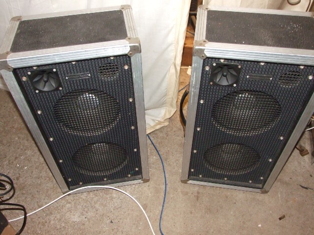 Disco Equipment Speakers , 5 sound to light converter units, 3 reels of cable etc ( whats in the - Image 9 of 13