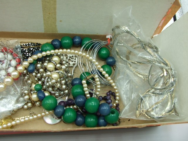 Box of costume Jewellery and Dressing Table Set - Image 3 of 4