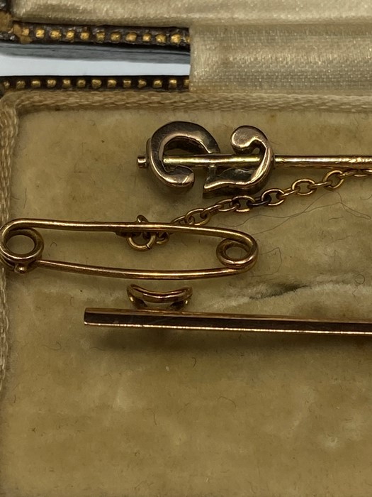 9ct. gold bar brooch with trefoil of opals and a stick pin with initial "G" set with white stones - Image 3 of 3