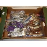 A box of assorted cutlery (modern)