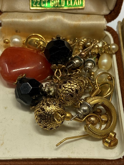 Two boxes to include a gilt brooch with matching earrings; and second box of various earrings and - Image 3 of 4