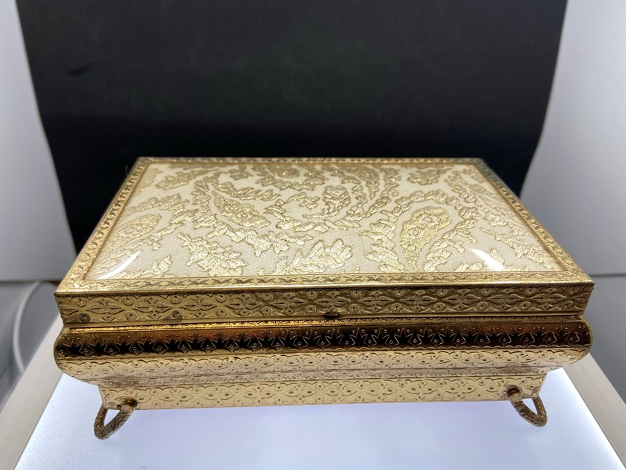 A gilted jewellery box with contents of costume jewellery - Image 3 of 3