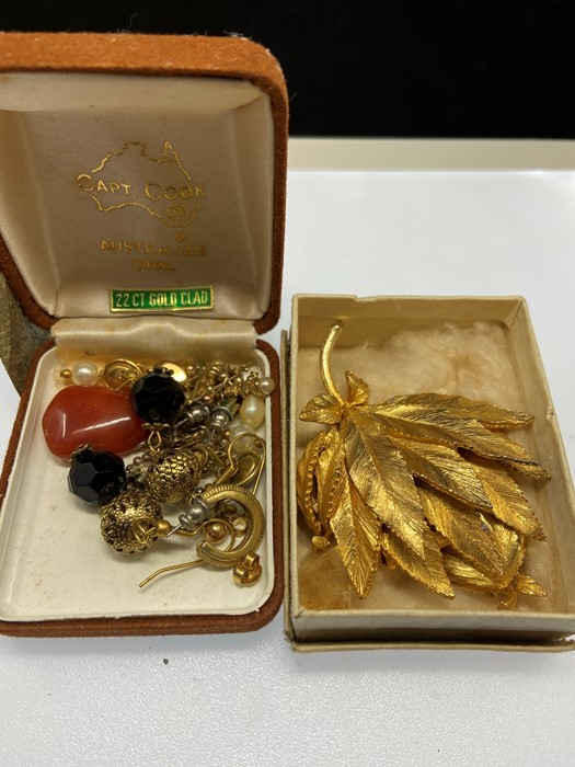 Two boxes to include a gilt brooch with matching earrings; and second box of various earrings and - Image 2 of 4