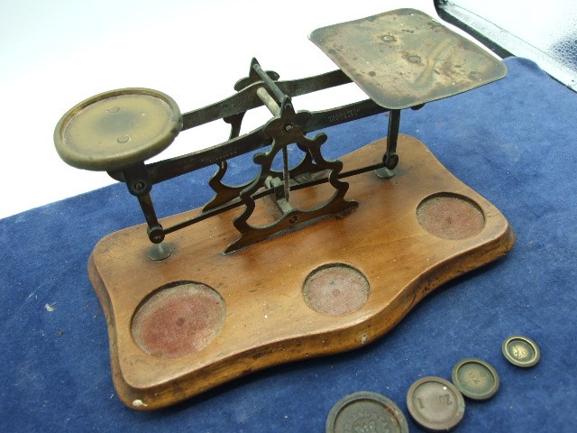 William Mitchells Postal Scales an 4 weights - Image 2 of 2