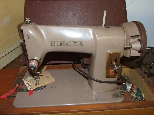 Singer Electric Sewing Machine ( needs rewiring , mains lead cut off at motor ) - Image 3 of 5