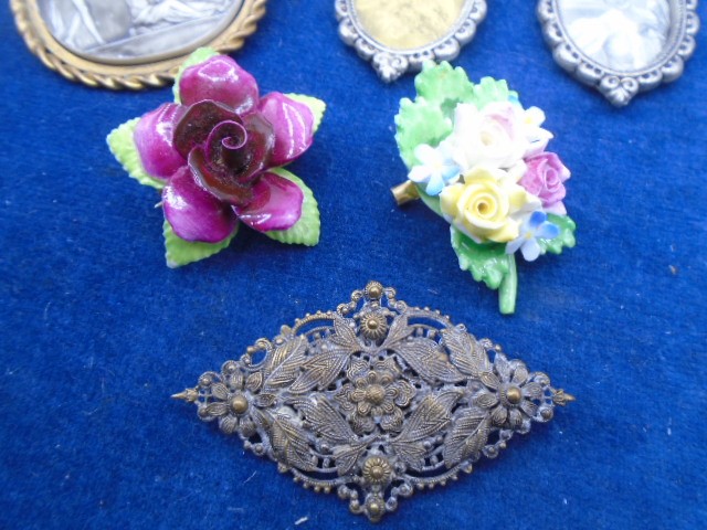 Brooches etc to incl Coalport - Image 2 of 2