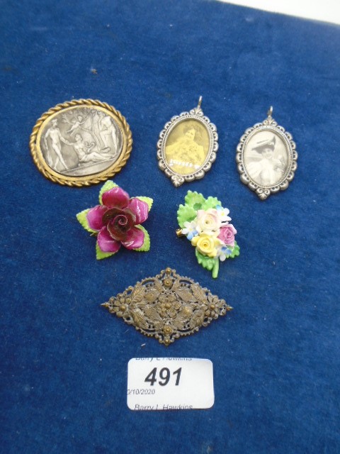 Brooches etc to incl Coalport