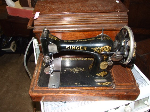 Singer Oak Cased Sewing Machine - Image 2 of 4