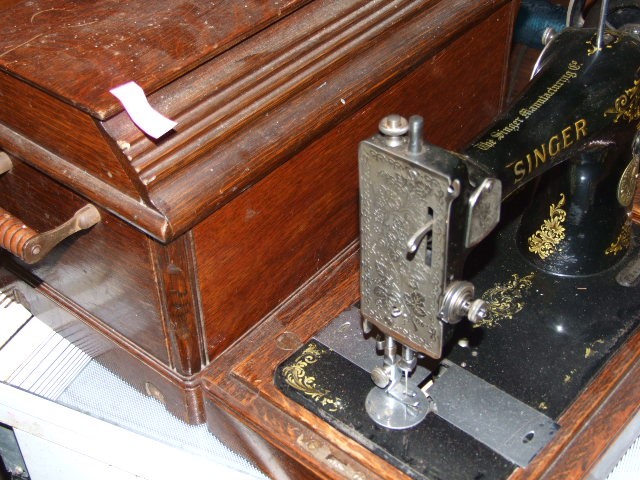 Singer Oak Cased Sewing Machine - Image 4 of 4
