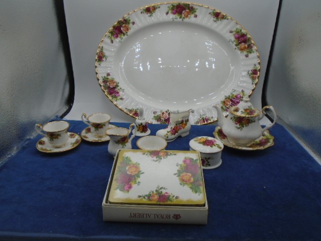 Royal Albert Old Country Roses, fine bone china, very large collection around 100 pieces,