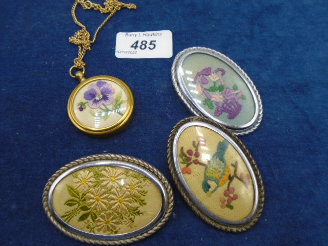 3 embroidered brooches and 1 embroidered necklace - Image 2 of 2