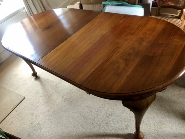 Mahogany extending dining table with 2 leaves. Winding mechanism is missing and table is fixed in - Image 2 of 4