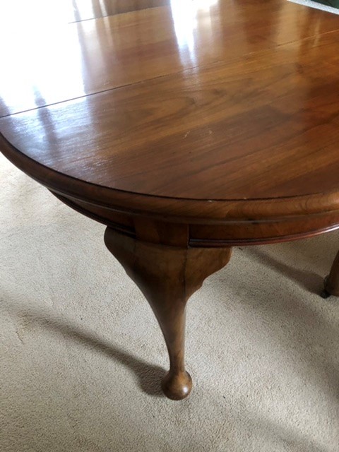 Mahogany extending dining table with 2 leaves. Winding mechanism is missing and table is fixed in - Image 3 of 4