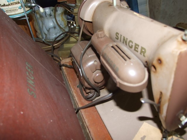 Singer Electric Sewing Machine ( needs rewiring , mains lead cut off at motor ) - Image 4 of 5