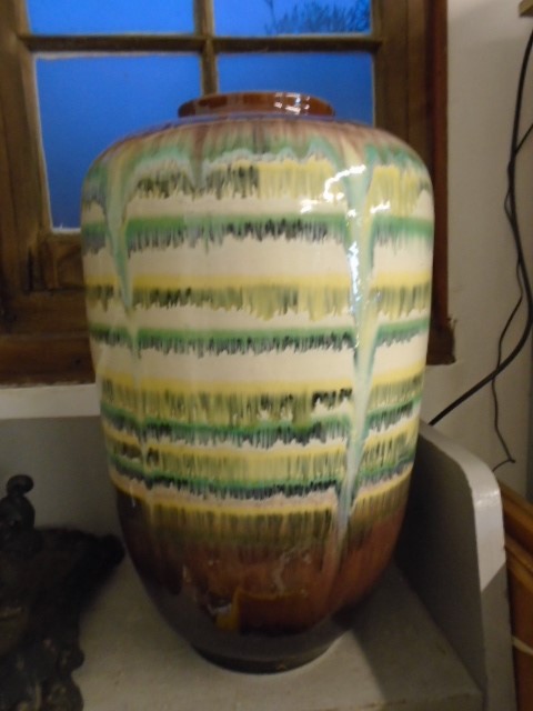 A large decorative vase, approx 48cm tall - Image 2 of 2