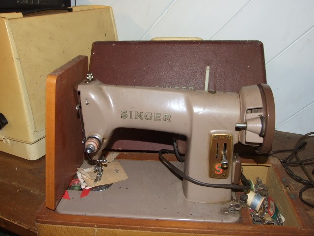 Singer Electric Sewing Machine ( needs rewiring , mains lead cut off at motor )