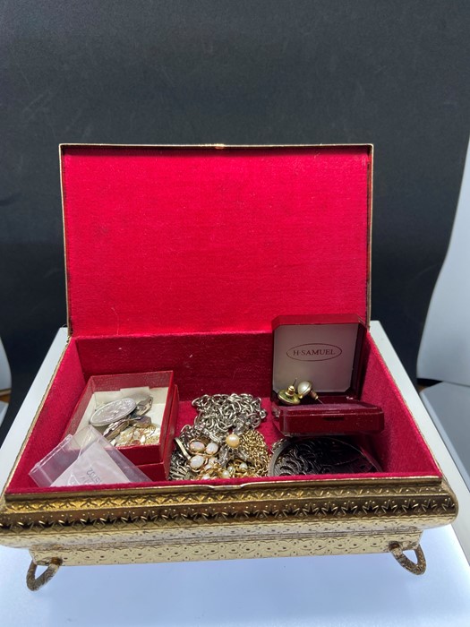 A gilted jewellery box with contents of costume jewellery - Image 2 of 3