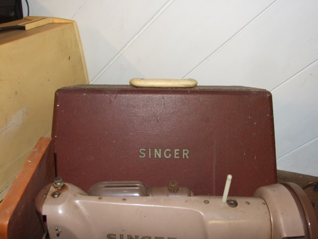 Singer Electric Sewing Machine ( needs rewiring , mains lead cut off at motor ) - Image 2 of 5