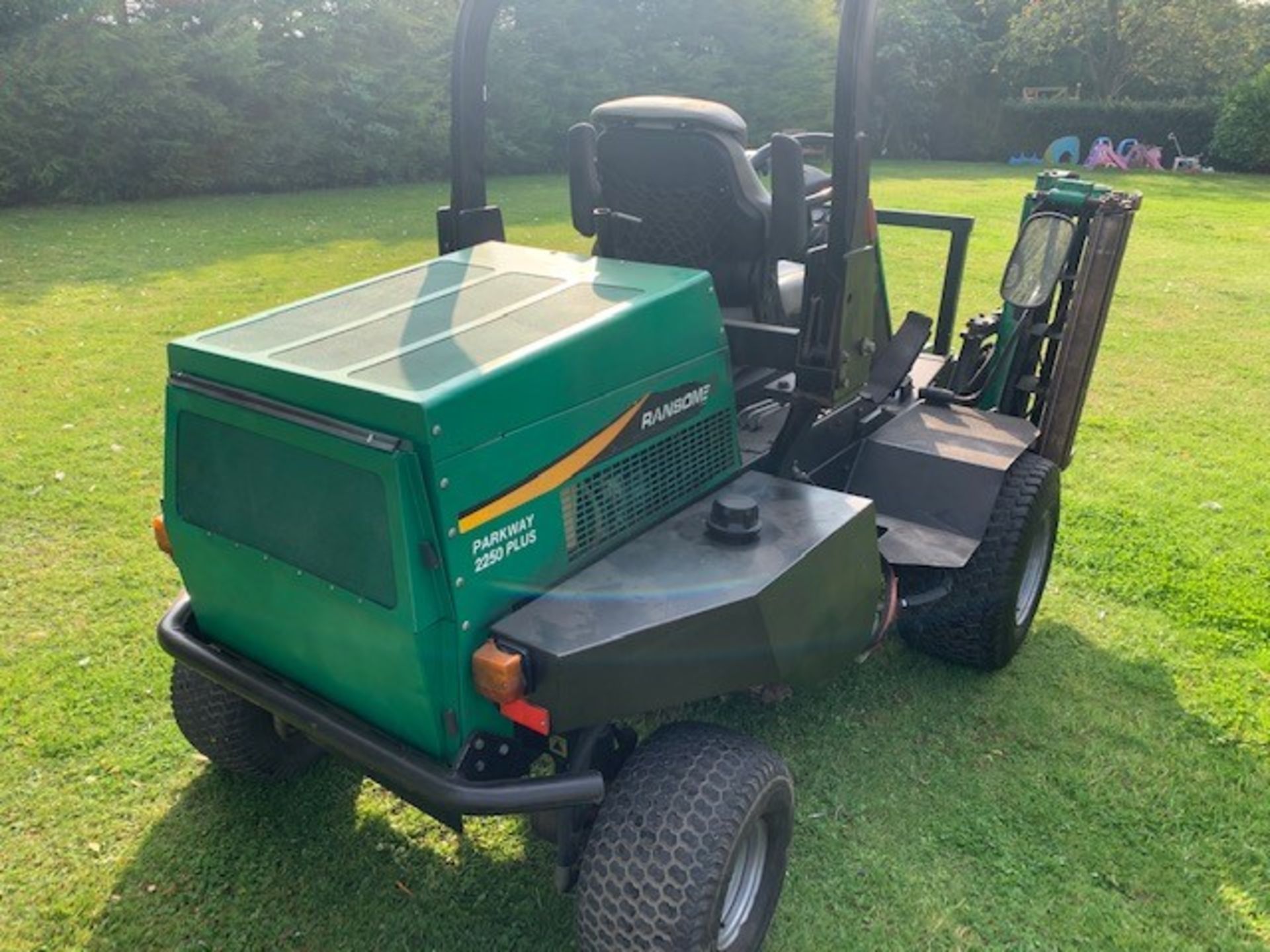 Ransomes Parkway 2250 Plus triplle Mower - Image 5 of 5