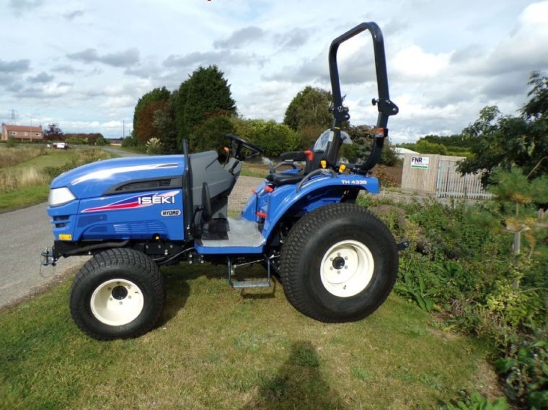 ISEKI TH4335 COMPACT TRACTOR 4x4 hst rops reduced