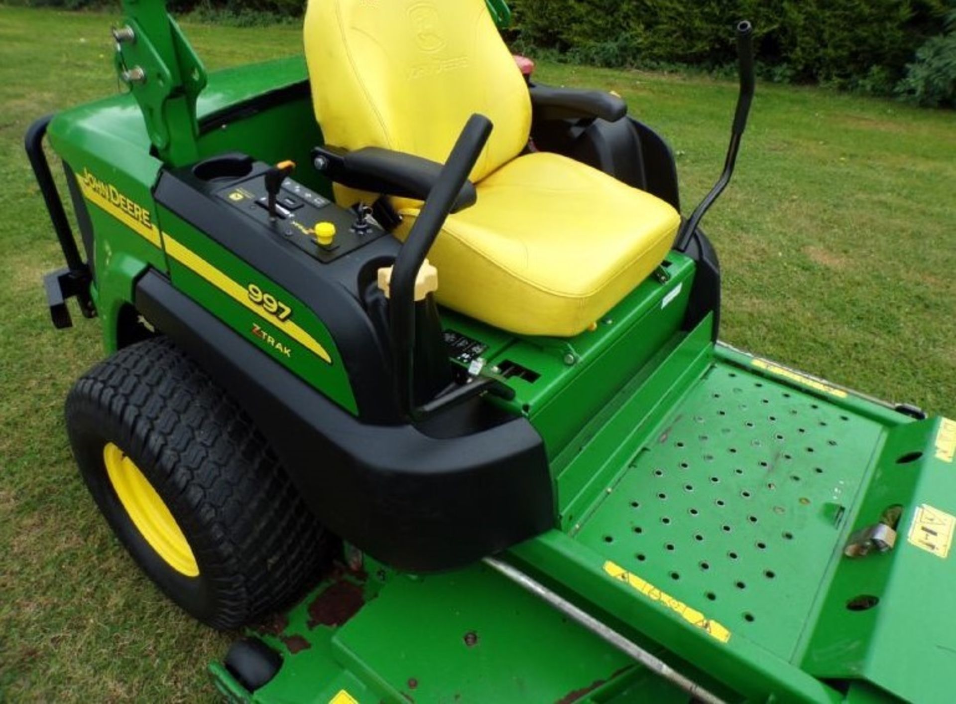 JOHN DEERE 997 ZERO TURN MOWER DIESEL 2WD - Image 2 of 6