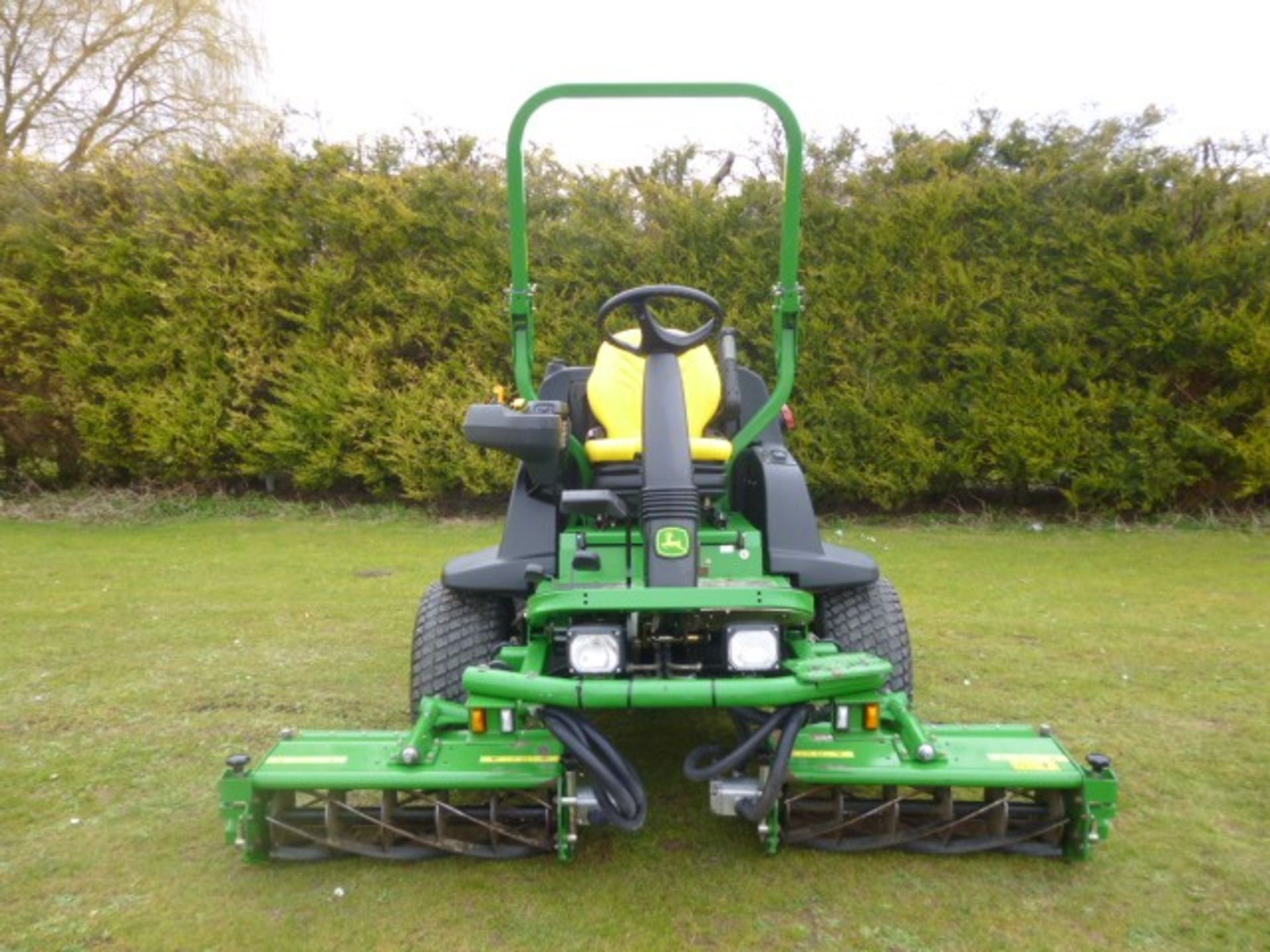 JOHN DEERE 8400 TRIPLE REEL MOWER 4X4 - Image 2 of 4