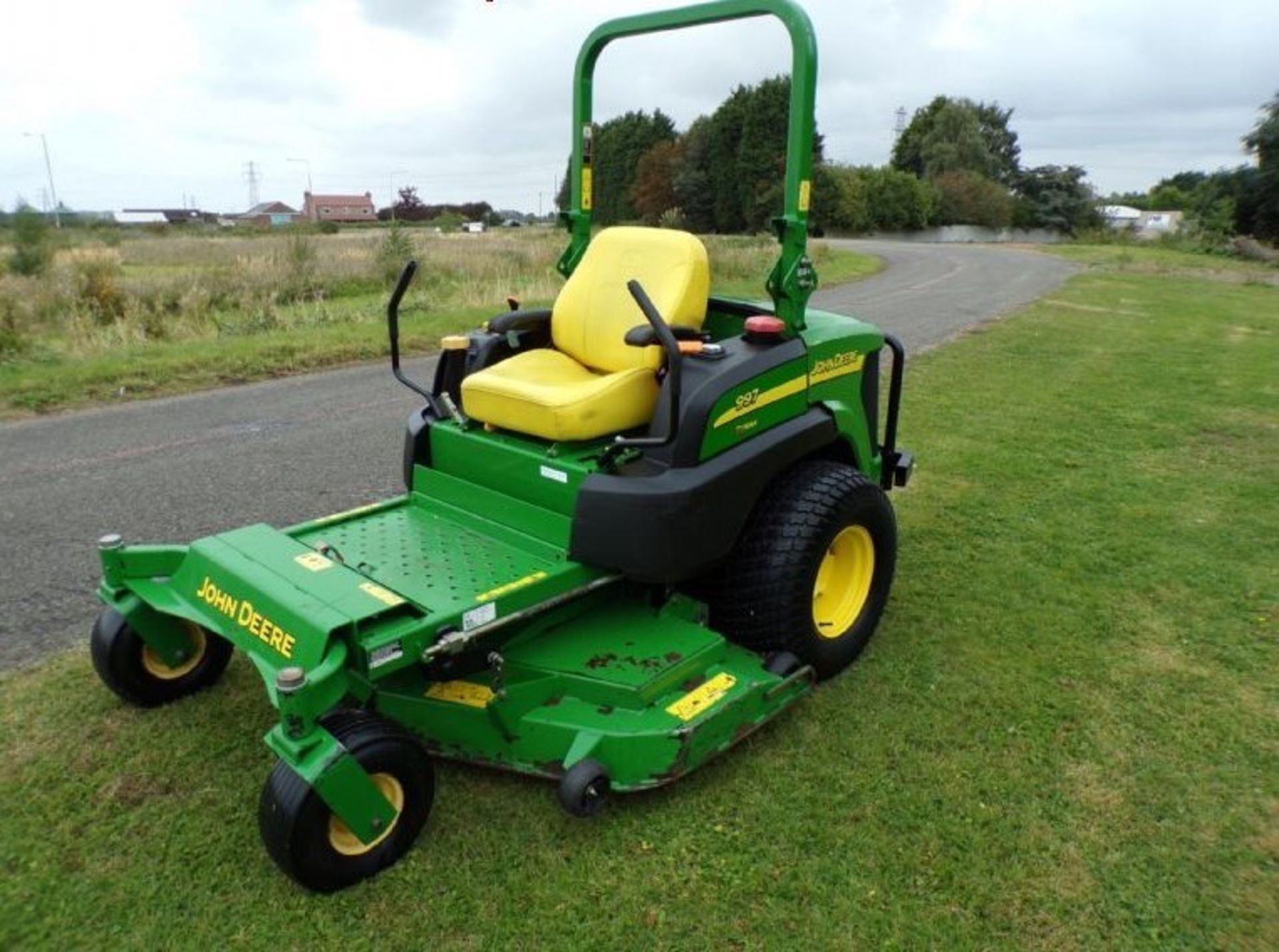 JOHN DEERE 997 ZERO TURN MOWER DIESEL 2WD - Image 4 of 6