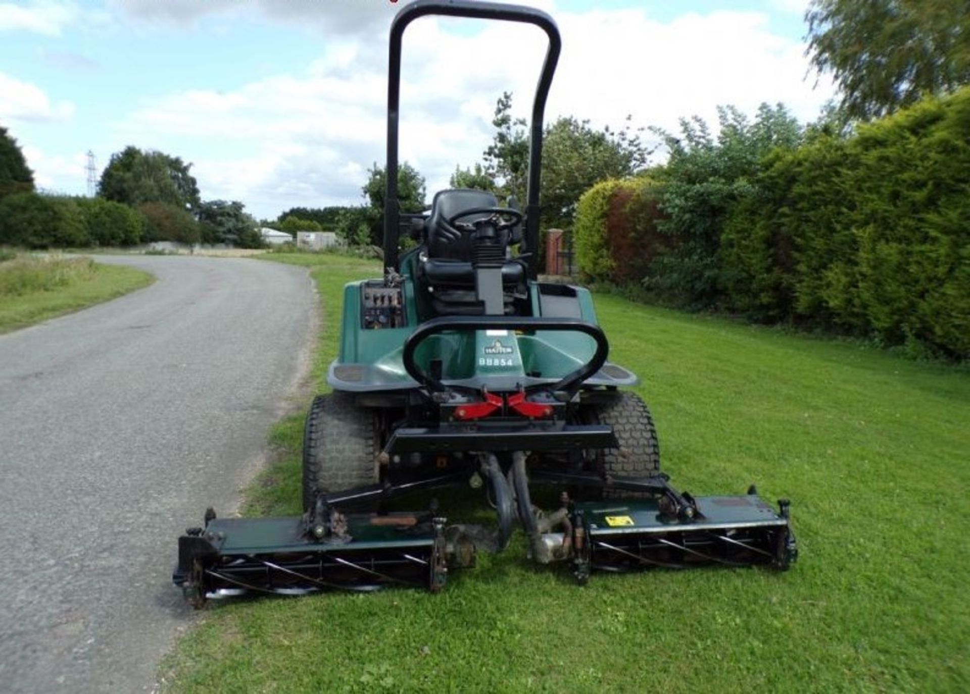 HAYTER LT324 4X4 TRIPLE GANG RIDE ON MOWER - Image 2 of 7