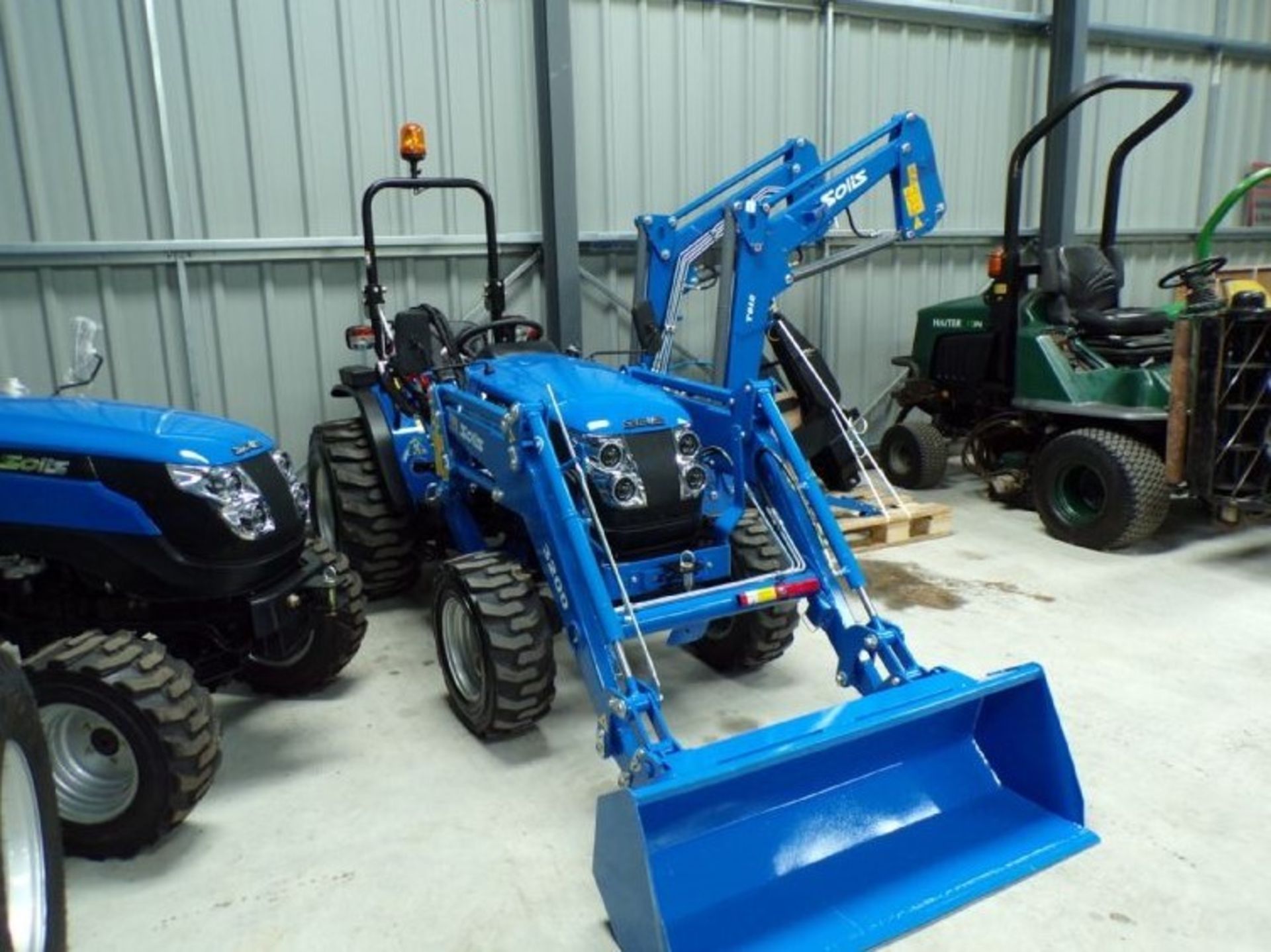 SOLIS 26 COMPACT TRACTOR WITH FRONT LOADER - Image 2 of 6