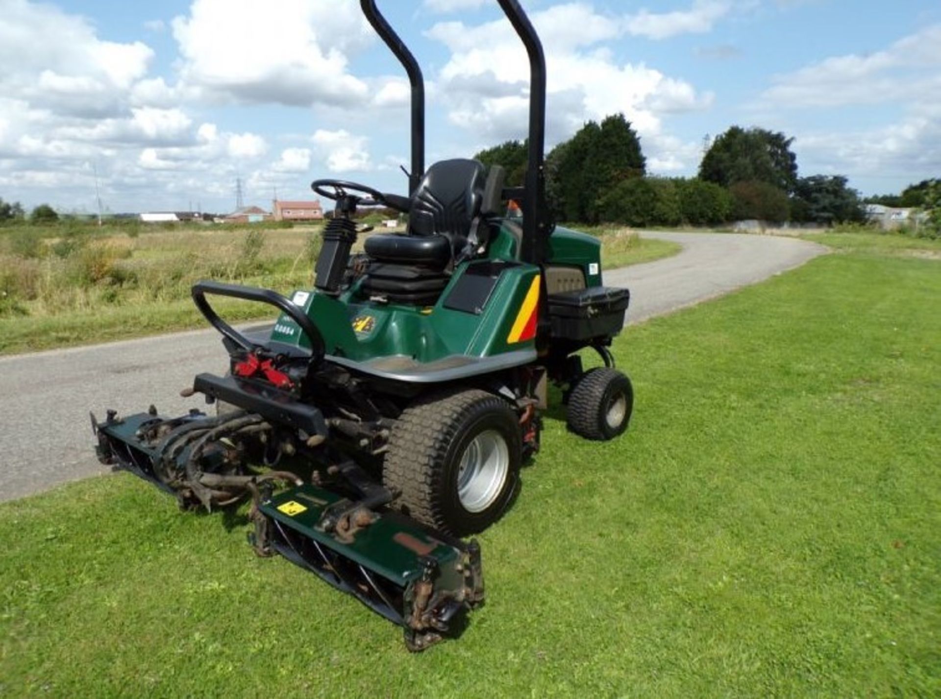 HAYTER LT324 4X4 TRIPLE GANG RIDE ON MOWER - Image 6 of 7