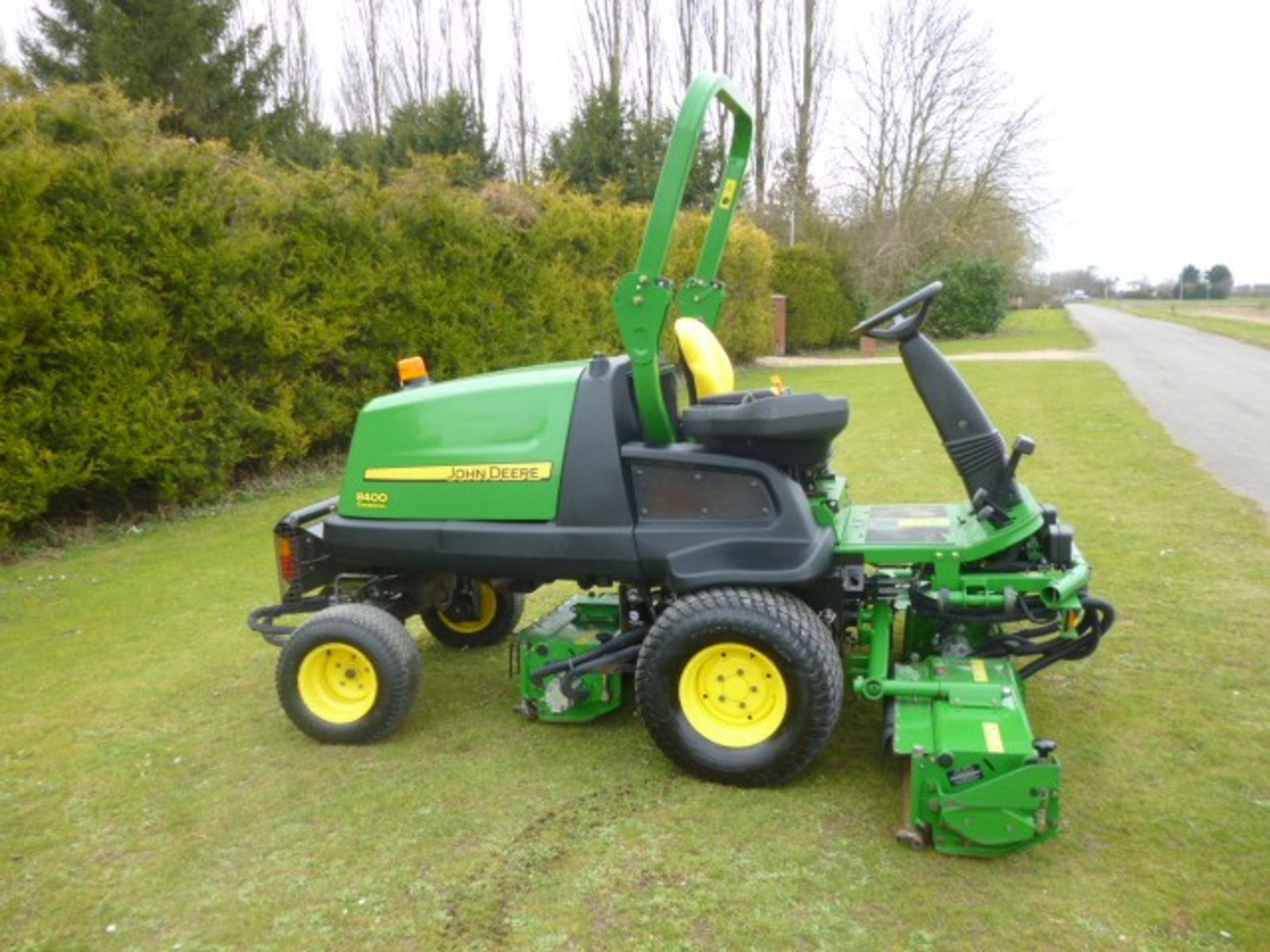 JOHN DEERE 8400 TRIPLE REEL MOWER 4X4 - Image 3 of 4