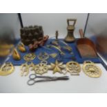 collection of brass and metal items to include jelly mould, corkscrews, grape scissors, horse brass,