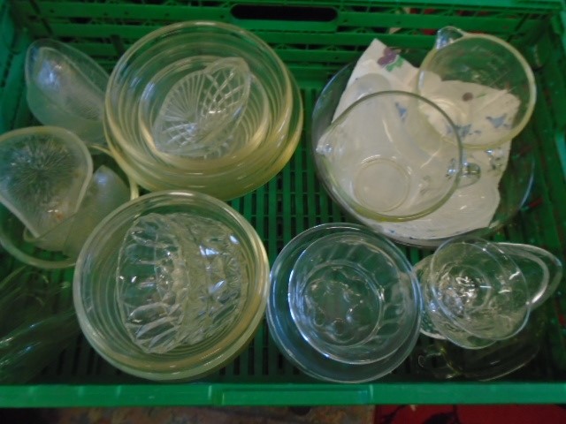 Box of mixed glass to include pyrex