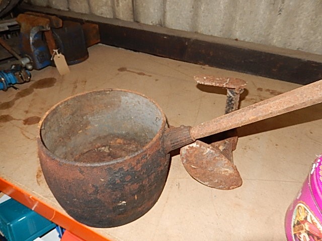 Cast iron saucepan 7 inches tall , cobblers last & weight - Image 5 of 6