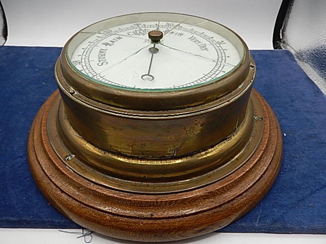 Vintage Brass Ships Barometer on oak plinth. Glass cracked and brass casing cracked. 7 inches wide - Image 2 of 4