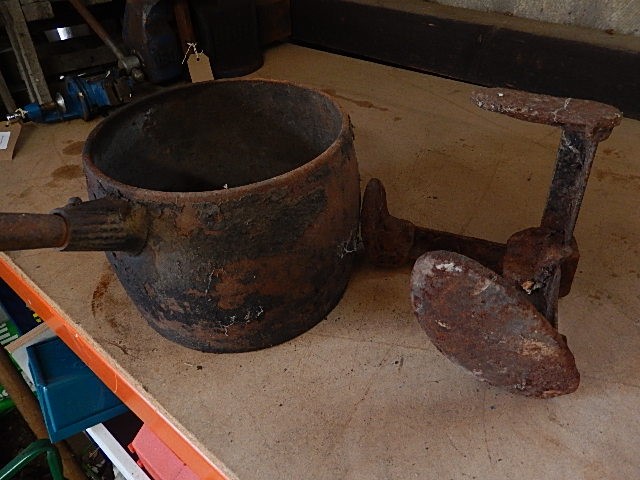 Cast iron saucepan 7 inches tall , cobblers last & weight - Image 3 of 6