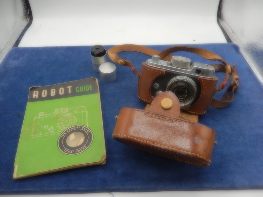 Robot 2A camera with case and manual