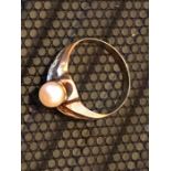 9ct Dress Ring with central " pearl " 1.3 grams