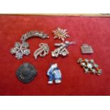 Collection of brooches to incl Victorian Irish Bog Oak brooch, Delft? brooch and several vintage